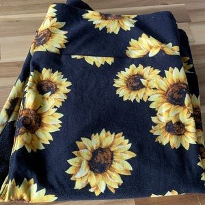 Like new leggings sunflowers perfect for summer